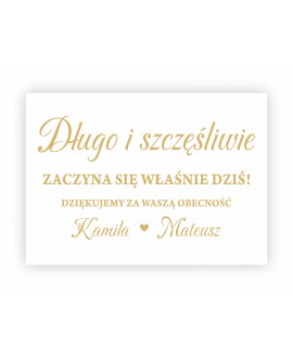 Tablica powitalna na wesele ustawiona na sztaludze przy wejściu na salę weselną