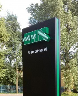 Pylon reklamowy z literami przestrzennymi i podświetlanym logo 3D wykonany jako oznakowanie zewnętrzne firmy.