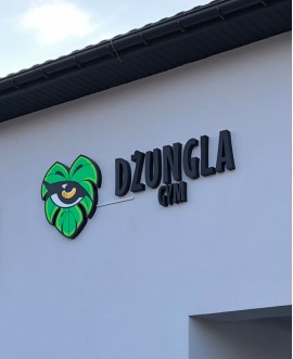 Litery reklamowe 3D z logo siłowni zamontowane na ścianie budynku jako oznakowanie zewnętrzne.