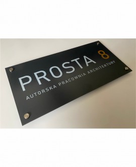 Zewnętrzna tablica reklamowa studia architektonicznego wykonana z eleganckiego, grafitowego dibondu z matowym nadrukiem UV