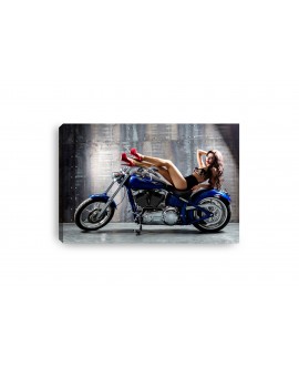 Obraz na płótnie canvas poziomy kobieta motocykl czerwone szpilki studiograf