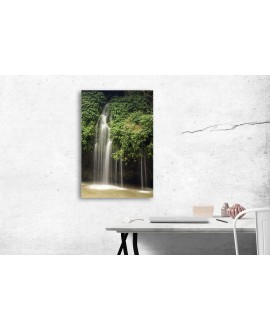 Obraz na płótnie canvas pionowy wodospad rzeka las zieleń studiograf