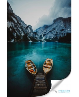 Fototapeta 3D na ścianę  na wymiar  flizelinowa tapeta turkus błękit łodzie jezioro włochy góry pomost pejzaż studiograf
