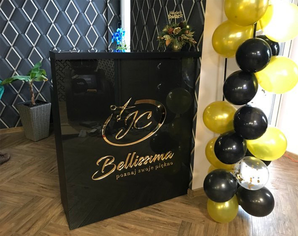 Plexi w aranżacji wnętrz – nowoczesne pomysły